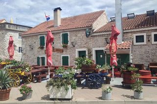 Chorvatsko očima českého turisty: Restaurace. Jaké jsou současné ceny a zvyklosti? - Médium.cz